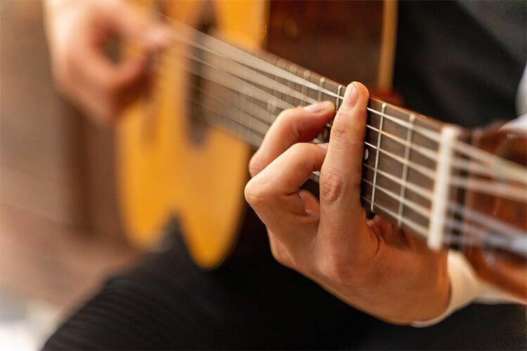 How to learn to play the guitar