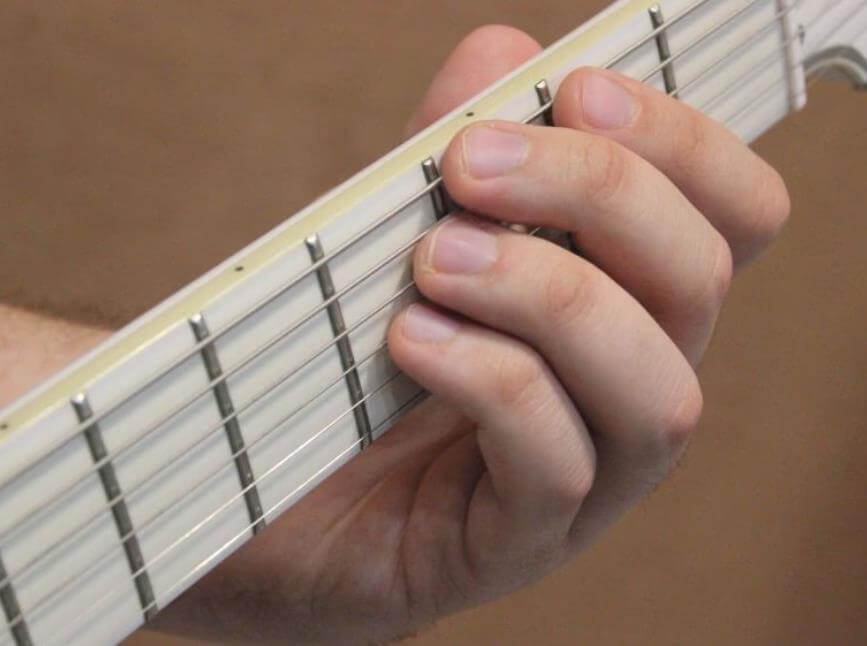 How to pick up the neck and tighten the strings 1
