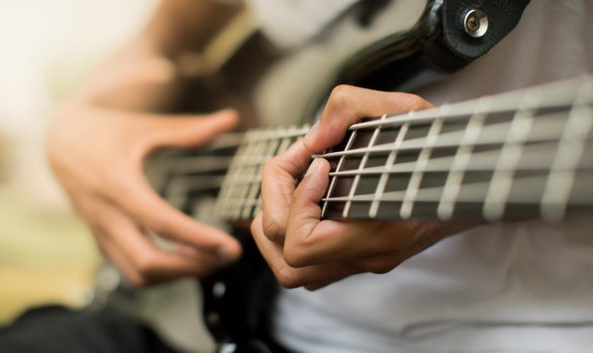 Comment jouer de la guitare basse Guide du débutant