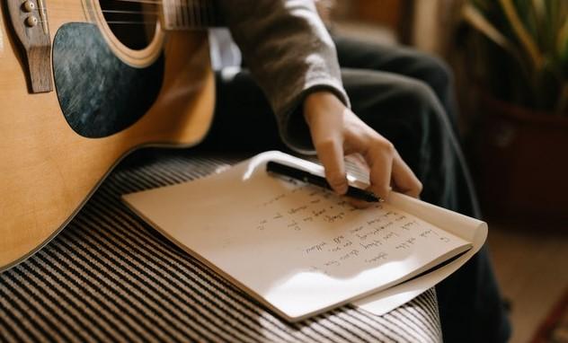 Cómo escribir letras de canciones