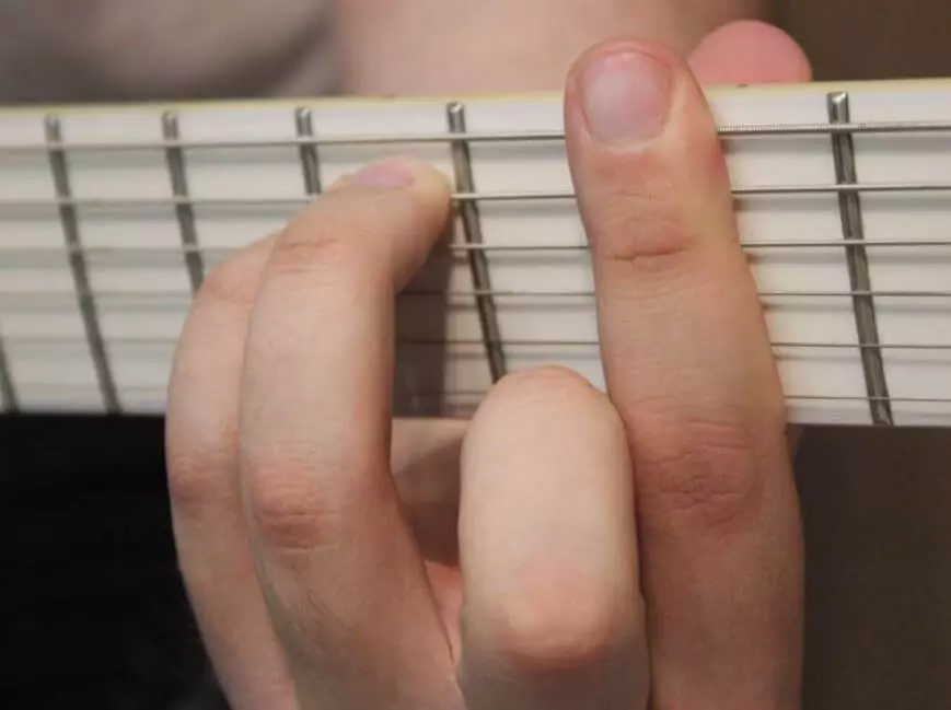 How to barre chords